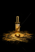 Opus — Frasco Aureum con pincel de artista y pigmento dorado derramándose sobre fondo negro.